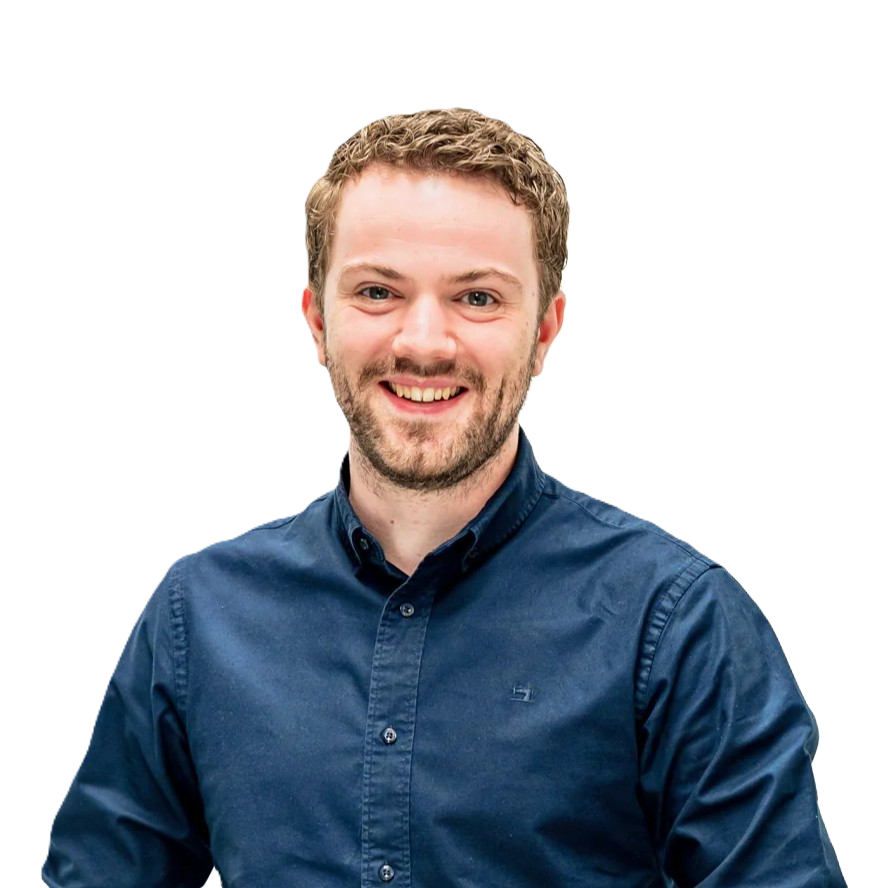 Jonge man met een korte baard en een glimlach, gekleed in een blauw shirt.